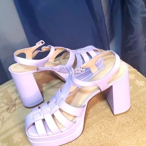 Use beautiful summer shoes very light purple 💜